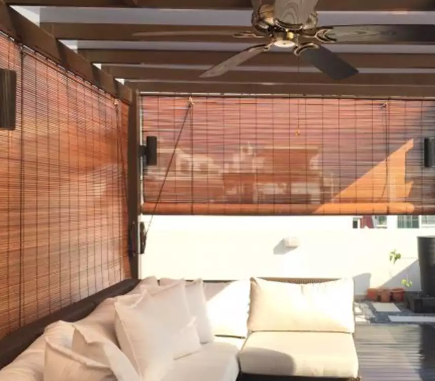 Mành nứa nâu che nắng cửa sổ ngôi nhà của bạn